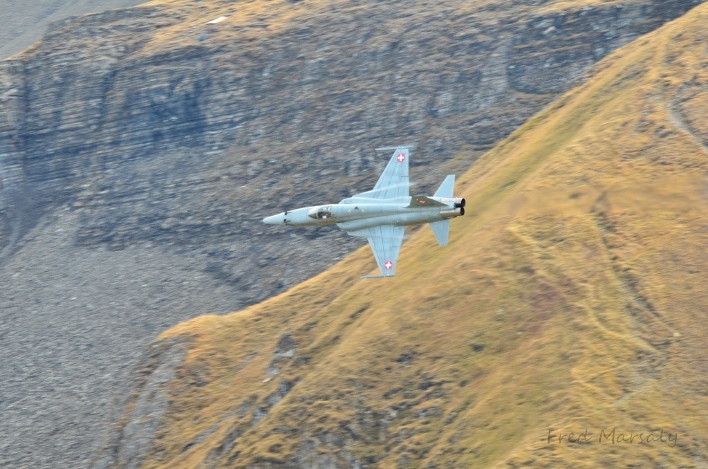 Après les tirs, les F-5 dégagent par la vallée...