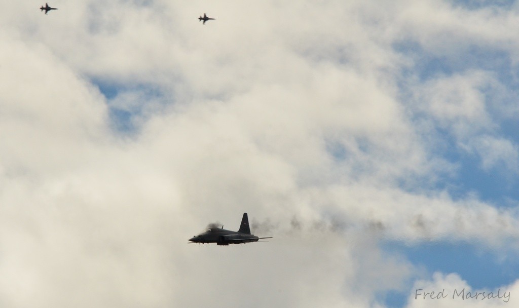 Arrivent ensuite les F-5 pilotés par des réservistes, les fameux pilotes miliciens. Le bruit est impressionnant et résonne dans le massif. C'est l'occasion de percevoir vraiment la vitesse du son... Au moment où on entend le tir, les obus sont déjà sur la cible...