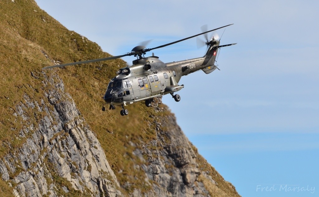 Ce sont les hélicos qui occupent le ciel dans la matinée après les premiers exercices de tirs, ils acheminent les VIP invités par l'aviation Suisse. Il ne faut pas être jaloux, grimper, c'est faire du sport et c'est bon pour la santé !