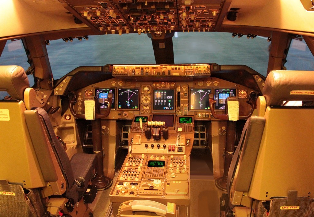 JAL_Boeing_747-400_flight_deck - Norio NAKAYAMA 1024