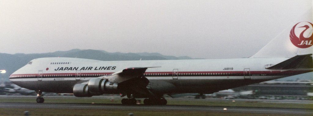 ja8119_at_itami_airport_1984