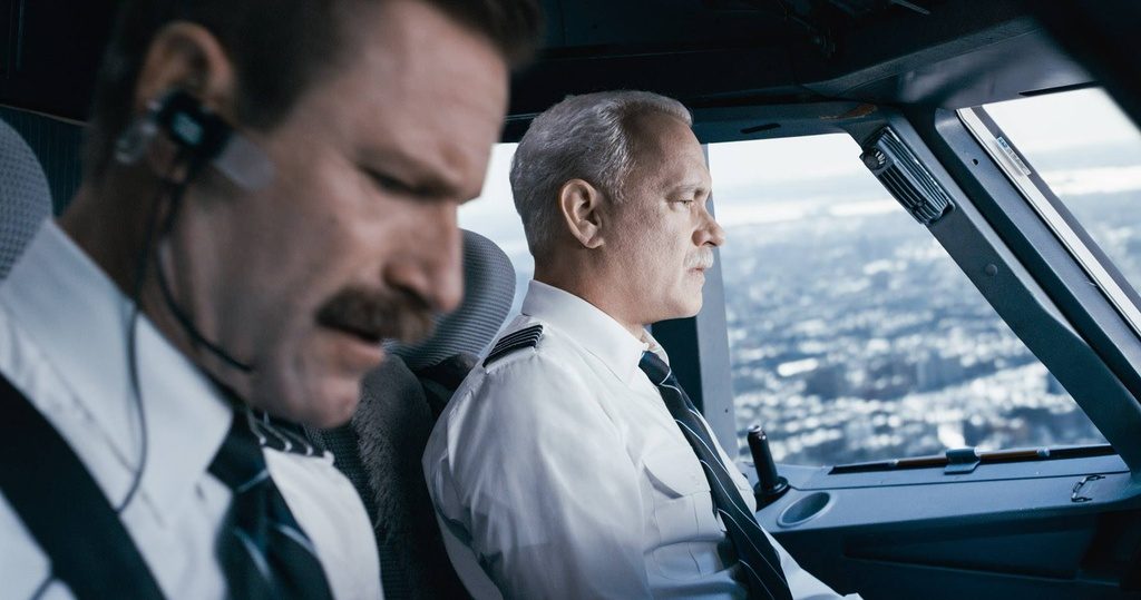 2-tom-hanks-and-aaron-eckhart-as-captain-sully-and-officer-skiles-warner-bros